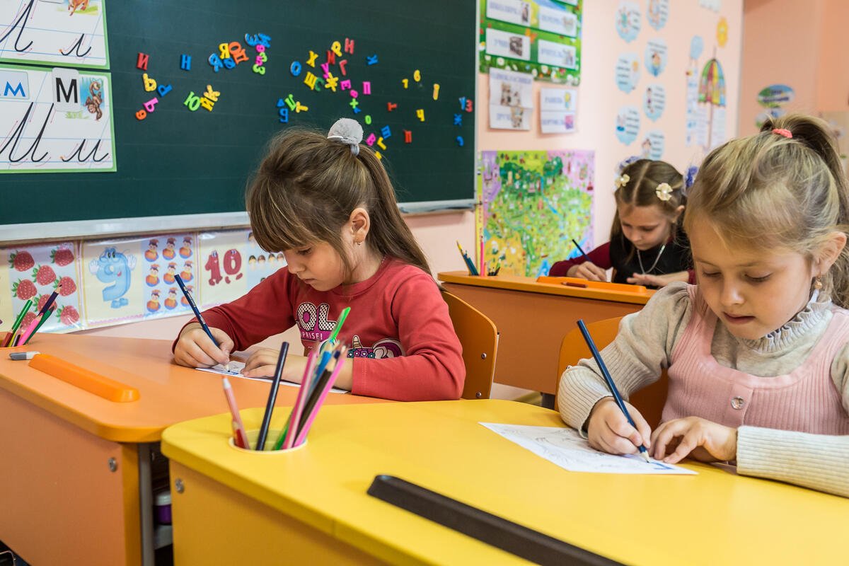 Nearly 3,000 schools were damaged in Ukraine due to war. In 2023-2024 #UkraineEdcucationCluster partners supported 588 schools 🏫 and kindergartens enabling access to offline learning for 257,000 children👧👦, including 2,500 children with disabilities.