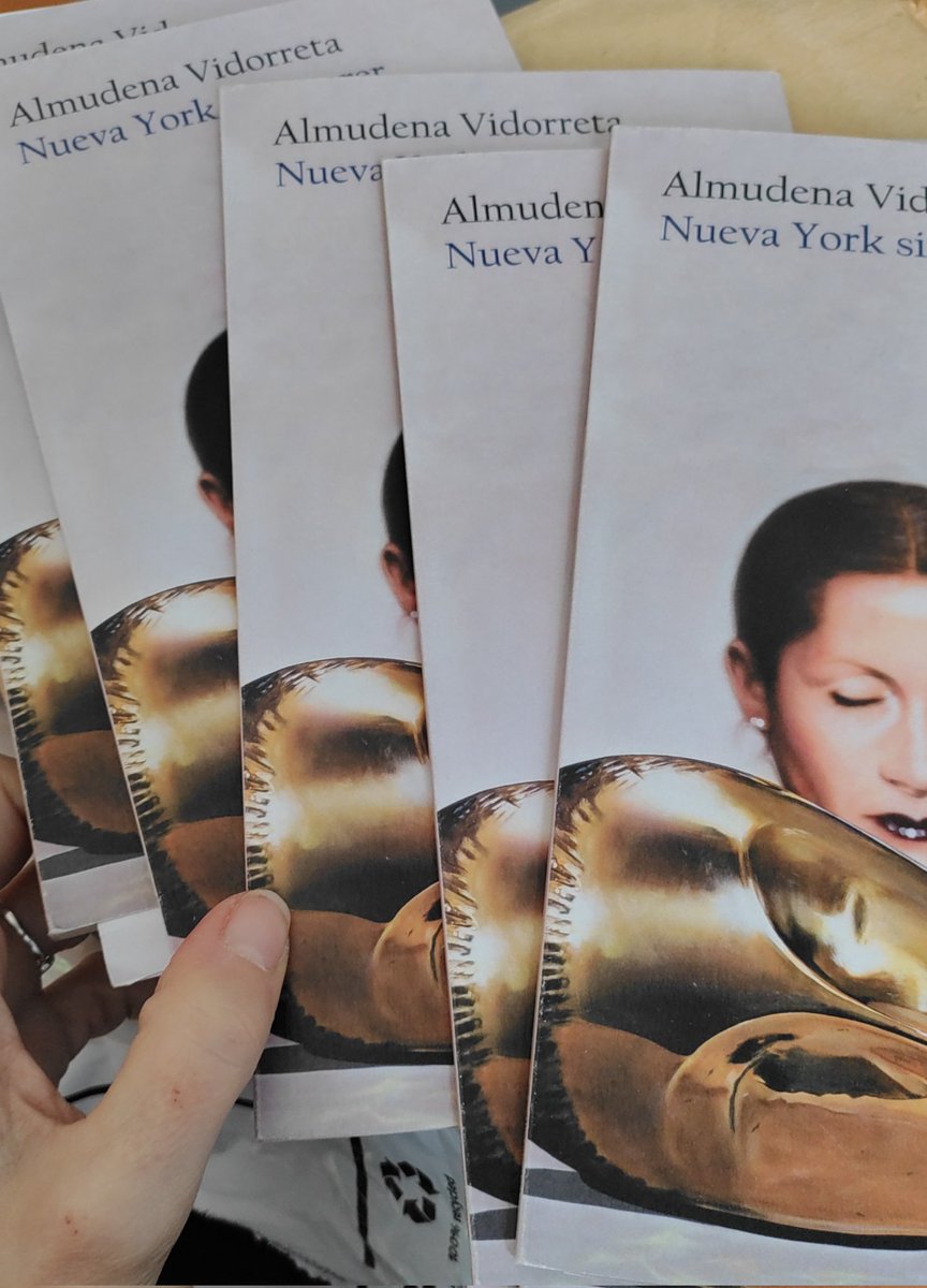 Ejemplares de la nueva edición de #nuevayorksinquerer que llegan el día en que yo marcho a Teruel para hablar de poesía. No va más