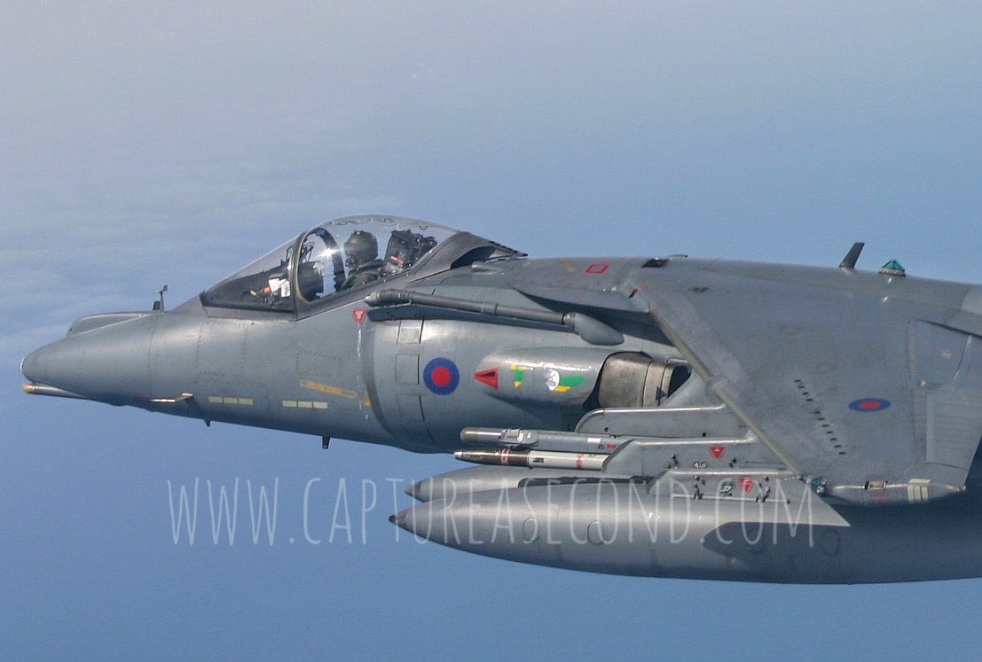 Up-diddly-up, 2004. Welcome to another #harrierfriday ✈️#raf #royalairforce #airtoair #air2air #harrier #jfh #hover #airpower #fighter #flight #fastjet #aviation #avgeek #captureasecond #aviationlife #aviationphotography #aviationismylife #aviationdaily #military #mil