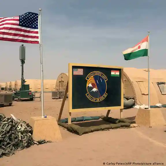 Le truppe russe hanno occupato una base americana in Niger. E ora vivono in un hangar vicino con personale militare americano L'esercito russo è entrato in una base aerea americana nella capitale del Niger Niamey, ha riferito Reuters, citando un alto funzionario del Dipartimento…