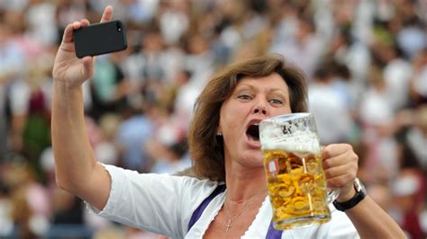 @IlseAigner @Landtag_Bayern Natürlich für den Kinderschutz😇🤦‍♂️😑

Nur mal so, das sind doch Sie mit dem Starkbier und Handy hier? Sehe hier keinen Jugendschutz.

Wie wäre es mit einem Bierverbot statt #Cannabis Verbot? 😉
Erstmal in den Spiegel schauen @IlseAigner 🤣

#Weedmob #CanG #CannabisCommunity