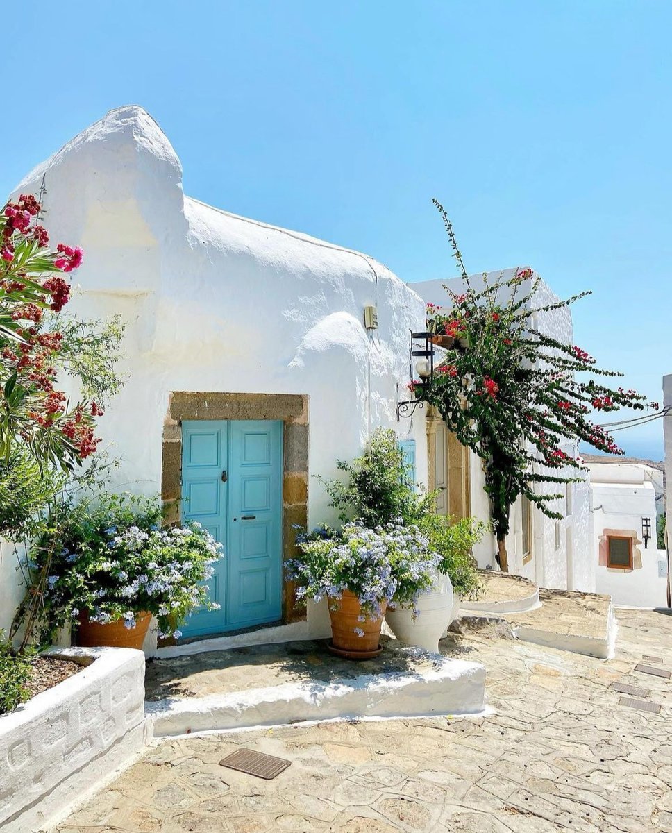 Religious legacy meets beauty of Nature 🪻🌺

#Patmos Island is 🌏 known for its religious legacy, as it is the place where John the Evangelist (aka John the Theologian) wrote the Book of Revelation

🔗 bit.ly/3WDUbfR ⁦@VisitGreecegr⁩
#VisitGreece #GreekEaster ⛪️🐣