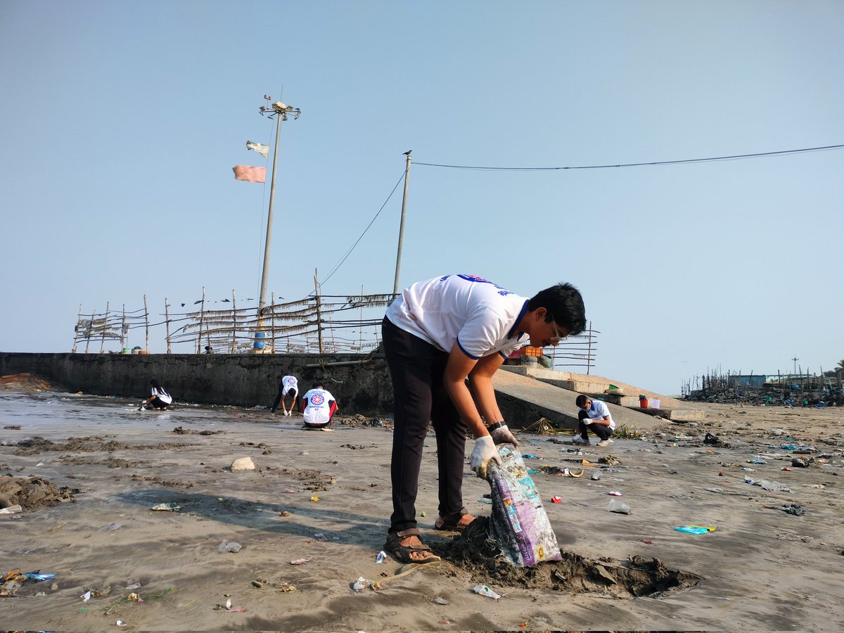 Thank you for joining hands @patkarnssunit @hla_group
.
See you in the next cleanup!
.
.
.
#ForFutureIndia #HarshadDhage #ForFutureIndiaTeam #BeachCleanups #BeachCleanupsIndia #MajhiVasundhara #EnvironmentEnvoy #MangrovesCleanup #BeatPlasticPollution #BeachCleanup