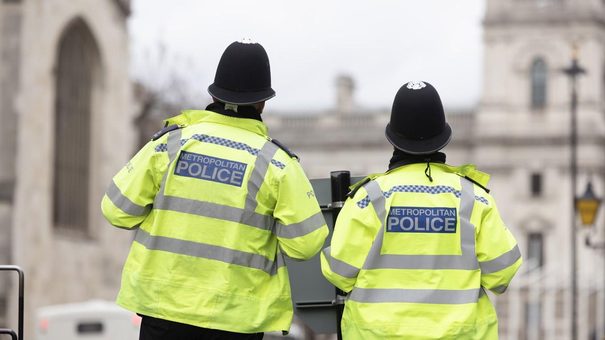 En polis i Storbritannien har erkänt sig skyldig till terroranklagelser. epochtimes.se/polis-erkanner…