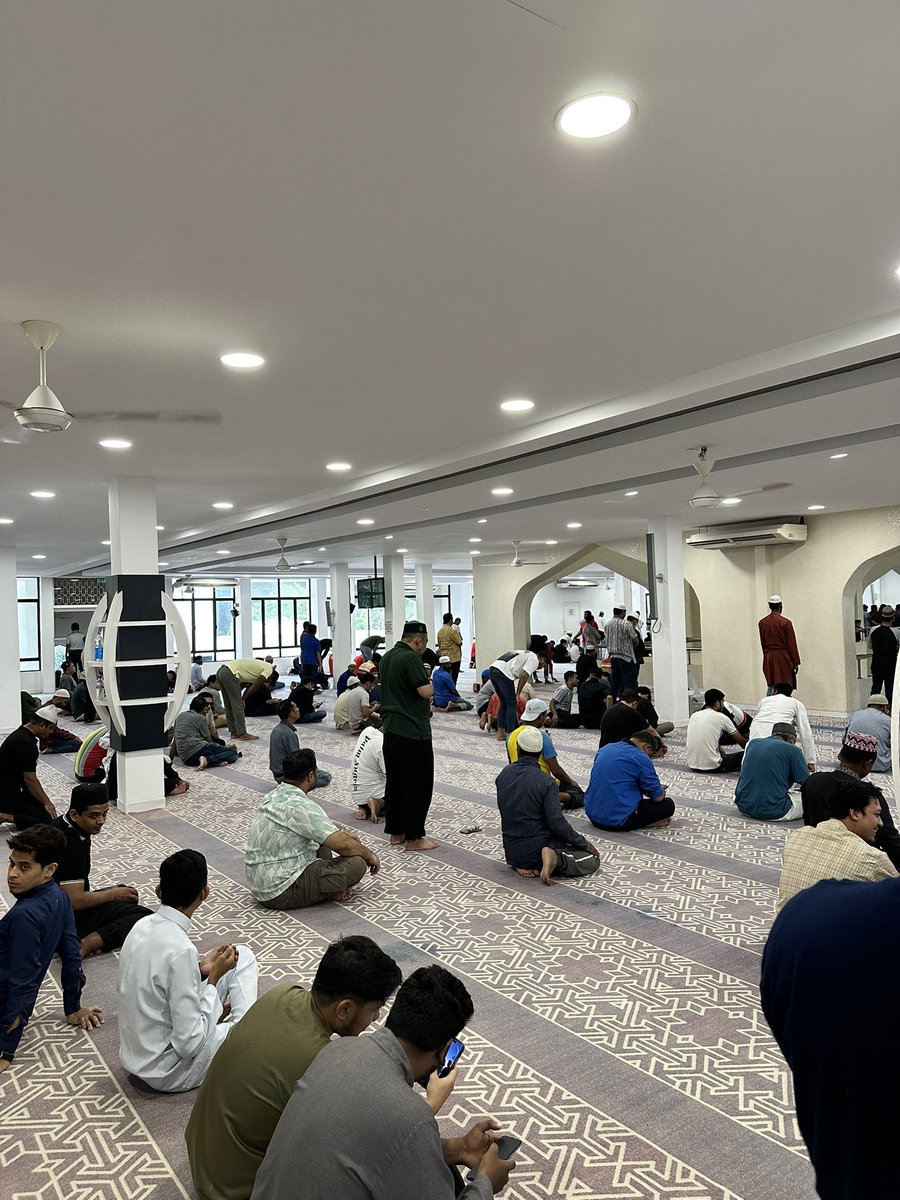 Peringatan hari Jumaat:

Masjid penuh. Setiap barisan diwakili oleh pelbagai lapisan masyarakat.

India. Melayu. Cina. Indonesia. Bangladesh. Pakistan. Arab. Turki. Orang putih. Orang hitam.

Semua sama di hadapan Tuhan kecuali amalan baik dan buruk kita.

Beautiful Islam. 💙