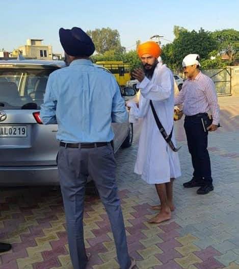 ਜ਼ਿੰਦਗੀ ਵਿੱਚ ਬੜੇ ਉਤਰਾਅ ਚੜਾਅ ਦੇਖੇ ਆ । ਕੌਂਮ ਨੂੰ ਚੜਦੀ ਕਲਾ ਵਿੱਚ ਜਾਂਦੇ ਵੀ ਦੇਖਿਆ ਅਤੇ ਕੌਂਮ ਤੇ ਮਾੜਾ ਸਮਾਂ ਆਇਆ ਵੀ ਦੇਖਿਆ । ਪਰ ਆਹ ਜੋ ਤਸਵੀਰ ਆ ਬਾਈ ਦੀਪ ਦੀ ਇਹ ਮੈਨੂੰ ਹਮੇਸਾ਼ ਬੇਚੈਨ ਕਰਦੀ ਆ । ਅਜੇ ਹੁਣੇ ਤਾਂ ਜਿਓਂਦਾ ਸੀ । ਅਜੇ ਹੁਣੇ ਤਾਂ ਸਿੱਖਾਂ ਨੂੰ ਕੋਈ ਨੈਸਨਲ ਲੈਵਲ ਤੱਕ ਰੀਪਰਜੈਂਟ ਕਰ ਰਿਹਾ ਸੀ । ਪਰ ਅਚਾਨਕ ਸਾਡਾ ਡਾਂਗ