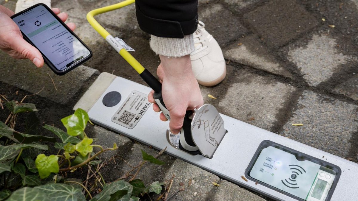 #Elektroautos direkt an der Bordsteinkante laden? Das könnte das Platzpoblem in den Innenstädten lösen. Rheinmetall will seine neuen Ladebordsteine nun auch im Ruhrgebiet testen. Darum geht's. waz.de/nachhaltigkeit… #BEV #alwaysbecharging