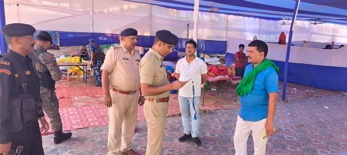 वरीय पुलिस अधीक्षक के द्वारा बरारी थाना क्षेत्र अवस्थित पॉलिटेक्निक कॉलेज में बनाए गए EVM स्ट्रांग रूम का निरीक्षण किया गया तथा ड्यूटी पर तैनात पुलिसकर्मियों को आवश्यक दिशा-निर्देश दी गई । @bihar_police #BhagalpurPolice #HainTaiyarHum #BiharPolice #LokSabhaElection2024