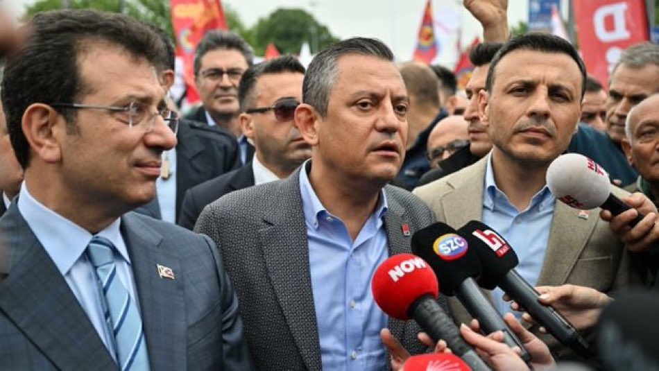 Özgür Özel, 'Saraçhane'deki kalabalığı yalnız bıraktı' iddialarına ilişkin: 'Ben o barikatı kaldıracağım. Ben devletin polisini oradan çekeceğim ama bunu kendisi de halkın çocuğu olan polisle çatışarak yapmayacağım. Ben bunu seçimden 1. parti olarak çıkmış bir genel başkan…