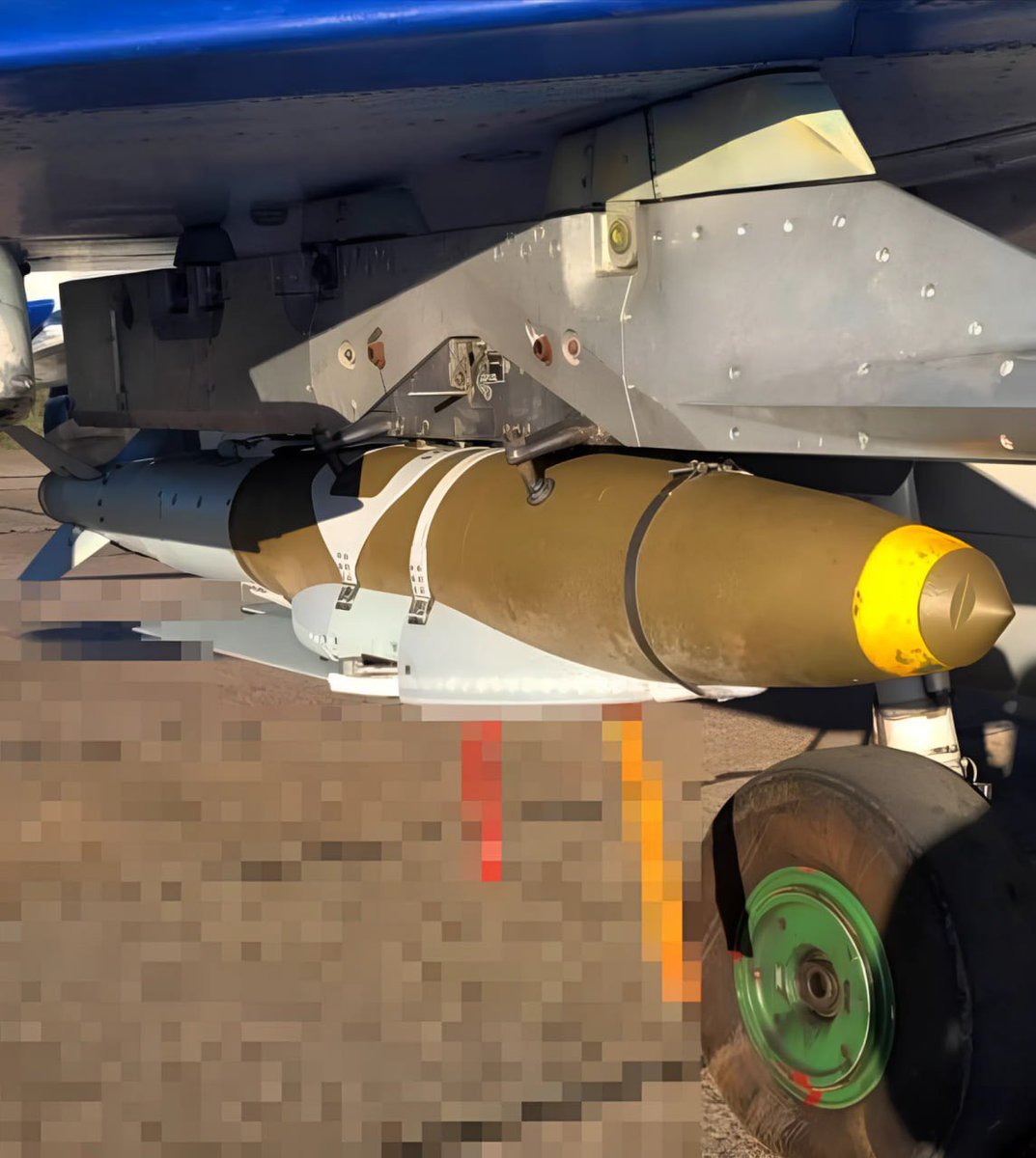 ⚡️A high-precision 🇺🇸JDAM aerial bomb on the suspension of a 🇺🇦Ukrainian MiG-29 fighter