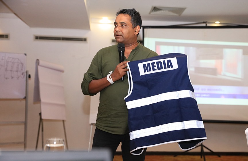 Tdy on #WorldPressFreedomDay, we celebrate journalists in #SriLanka 🇱🇰 & worldwide, who champion the value of journalism, ethics, freedom of speech& info integrity. Let's commit to a more gender inclusive media, emp voices for a just society based on reliable & accurate info
