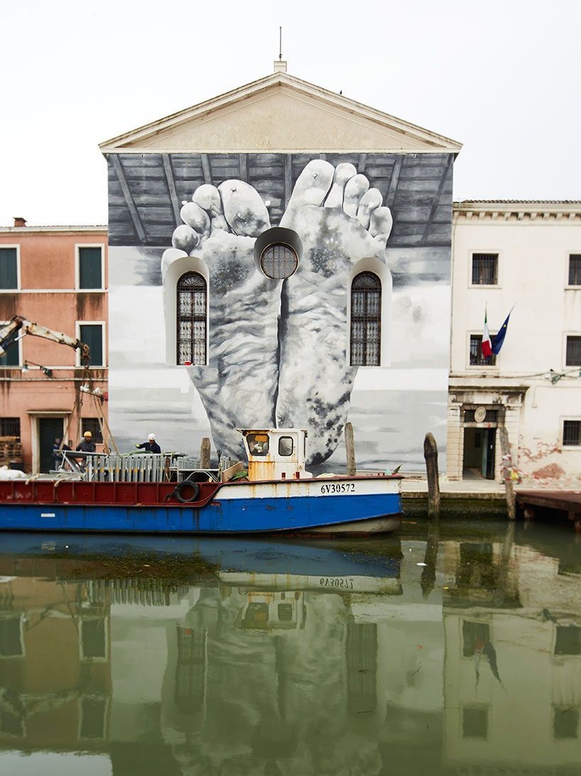 ⭕ El Vaticano participa en @la_Biennale con este inmenso mural de Maurizio Cattelan 📷Dicastero per la Cutura e l'Educazione #ViernesDeArte #arte #art #BiennaleDiVenezia #VeniceArtBiennale