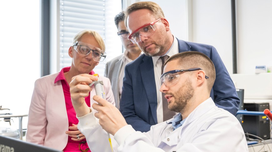 Bei der Laborführung von @BelluatiAndrea @synbiocentre gab viel zu entdecken für den hessischen Wissenschaftsminister @Timon_Gremmels und den Vorstand der @TUDarmstadt. Im Mittelpunkt standen die Vorbereitung des Exzellenzclusterantrags #CoM2Life.