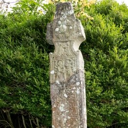 3, 21 May: St Barrfhind of Druim Cuilinn/#Drumcullen, Firceall territory, Co. #Offaly. 6th C (O'Hanlon)? 2 late 9th century high crosses from site. One inside, at the nearby parish church at Rath (left). One now in the grounds of @kinnittycastle (right).  📷© @visitoffaly