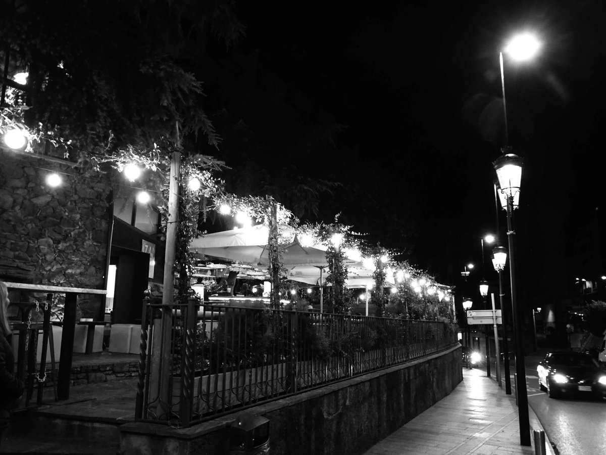 Terrassa de llums...Andorra #andorralavella #valira #escaldes #andorra #principatdandorra #païsoscatalans #catalunya #landscapephotography #landscape #landscapes #landscape_captures #landscape_lovers #streetstyle #streetsphotography #street #bnw #bnwphotography #bnwmood