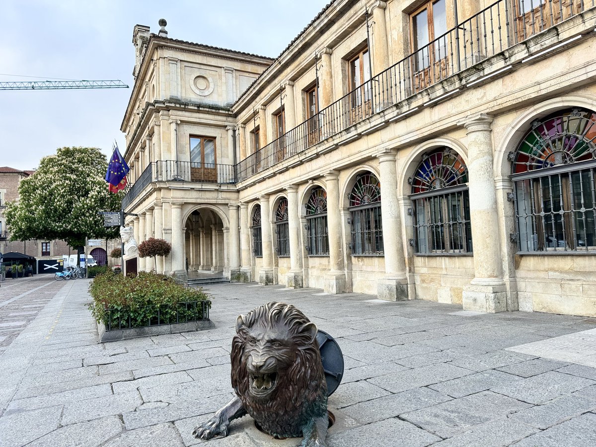 Nuestro saludo en la jornada llega desde la plaza de San Marcelo. #BuenosDíasMundo🌏 desde #Leonesp #FelizViernes💫 🌤 5 grados #AyuntamientodeLeón #LeónEspaña #Callesyplazas