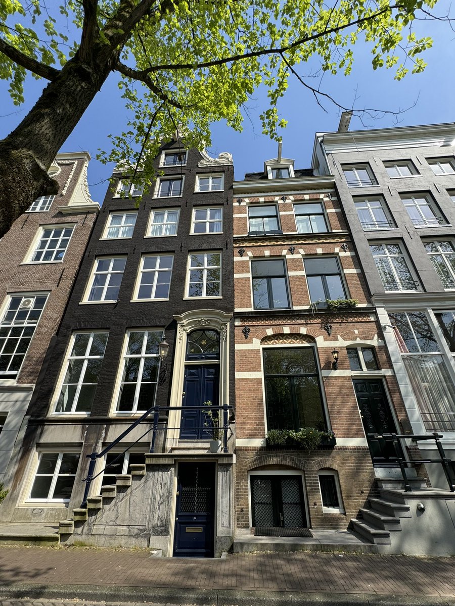 All the houses have hooks at the top to wynch goods in as stairs are too narrow. People have been seen to wynch in crates of beer, sofas… 😂 #amsterdam