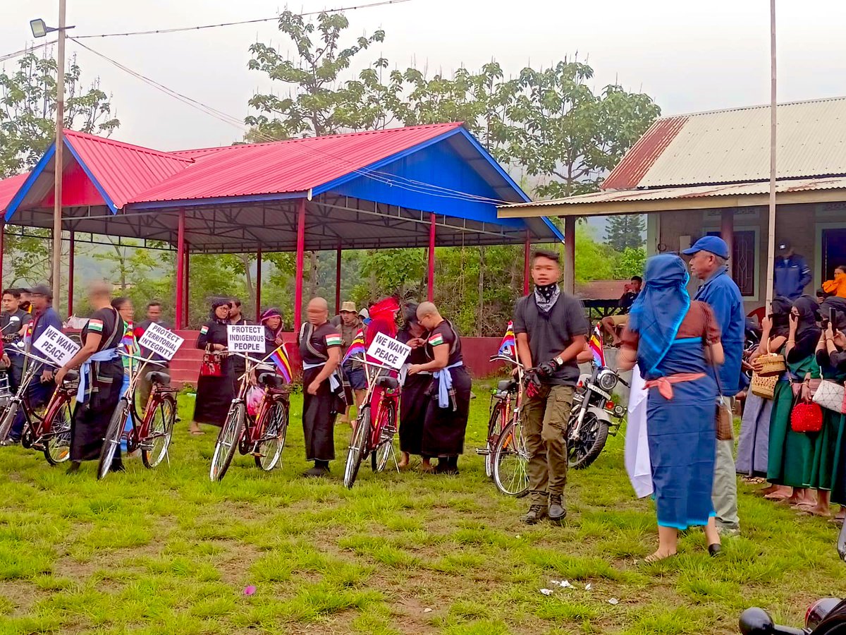UntoldWhispurrs's tweet image. 3rd MAY 2024: 1 Year Today Call4Justice
🔥HINDU MEITEI WOMEN SHAVE OFF THEIR HEADS AS A SIGN OF BEREAVEMENT. 
In #Manipur , the Meiteis ( males ) shave off their heads as a ritual when completing the last rites of a family member. It is a traditional mourning practice to show…
