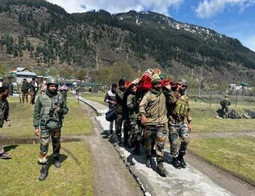 #IndianArmy, #IndianAirForce and Civil Administration came together and evacuated a women from the winter isolated region of #Nawapachi to #Kishtwar District #Hospital.  #AwamKiFauj #JammuandKashmir