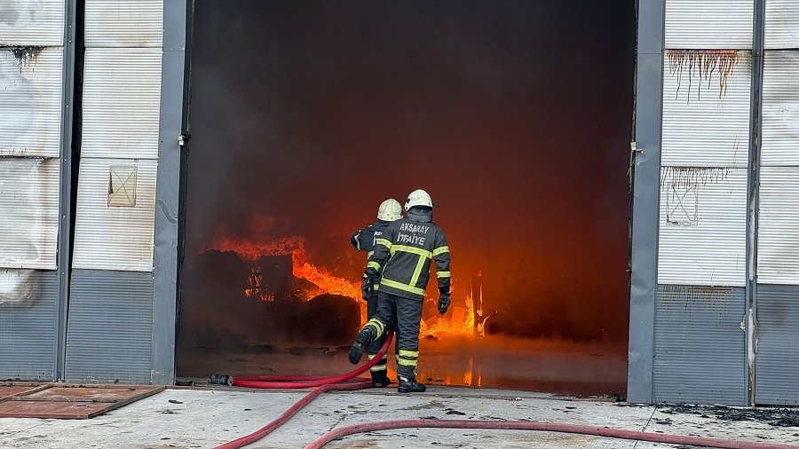 Aksaray'da atık yağ geri dönüşüm fabrikasında çıkan yangın kontrol altına alındı.