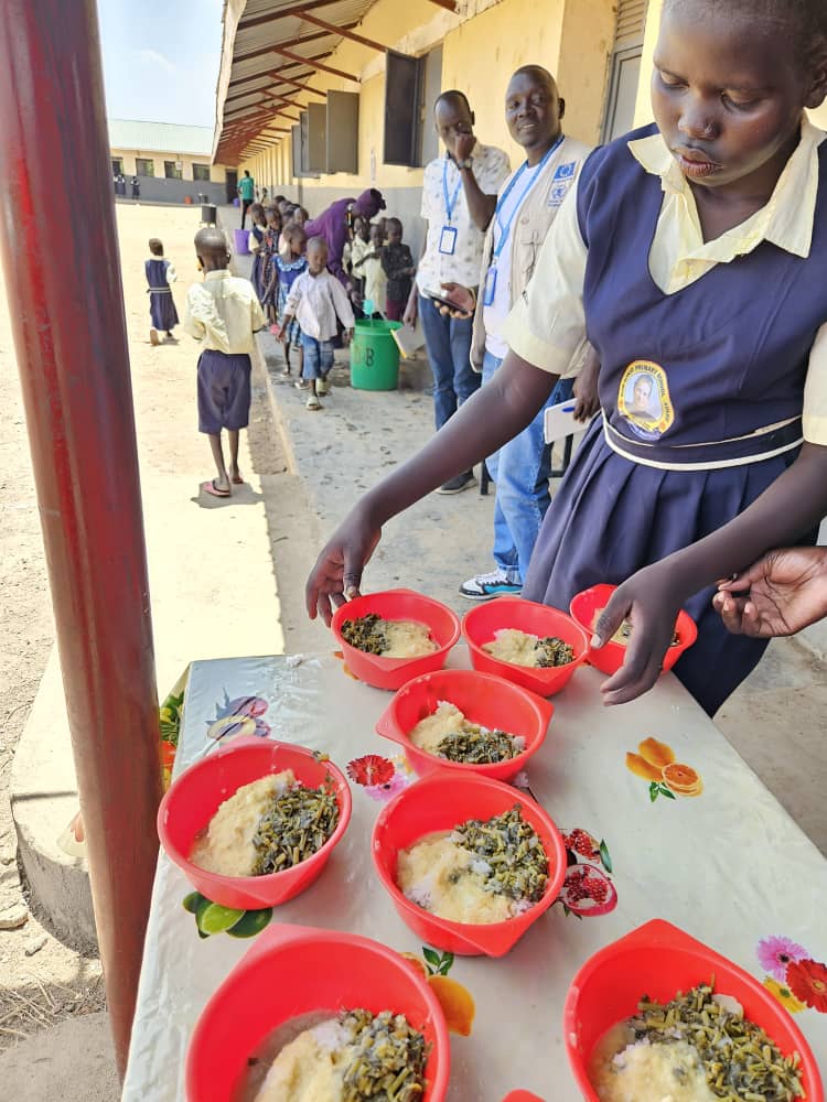 Farmers🫱🏿‍🫲🏾schools In Kuajok, farmers supported by @WFP are selling their vegetables to schools also providing school meals from WFP. With the Home Grown School Feeding program, farmers get a reliable customer and children benefit from a more diverse & nutritious diet🥬🍲