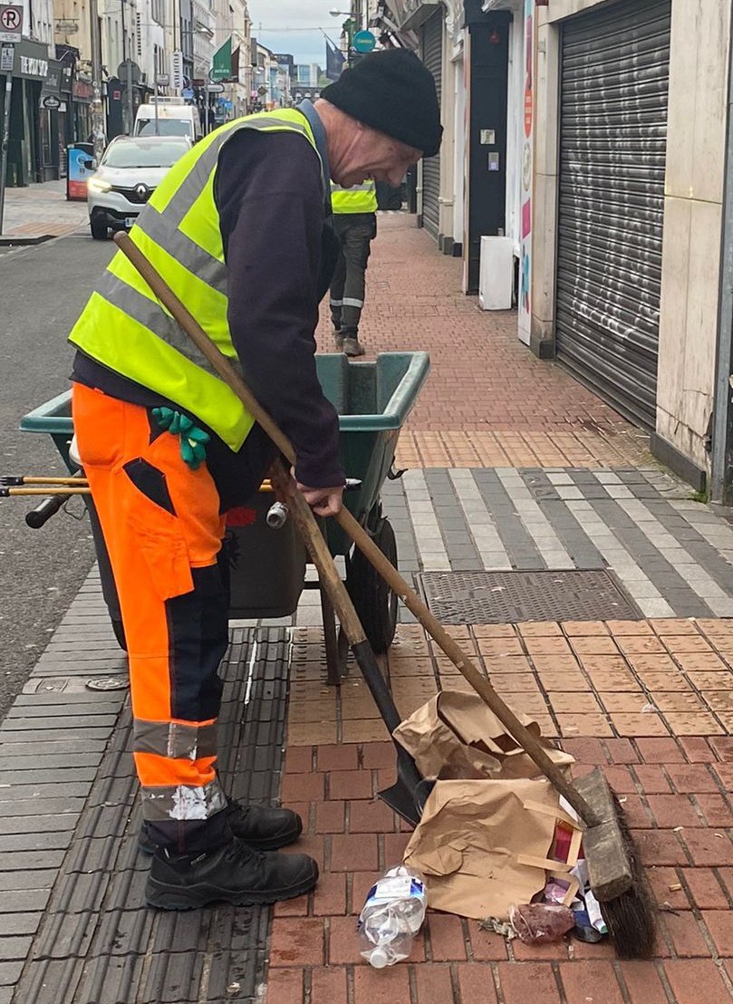 🧹Paddy, from our Ops crew, is out early this morning with the rest of the lads getting the city busy for the #bankholidayweekend. 👏We hope that you have a great long weekend and enjoy our city's fantastic #retail, #hospitality, & #cultural offerings. . . @cba_cork @corkchamber