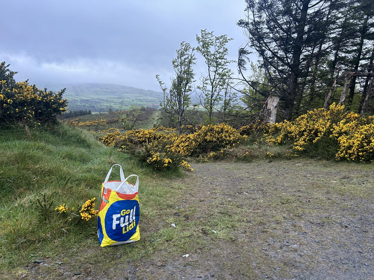 Some selfish twats after downing their green tea with honey and Cappuccino and snacks they then decided to leave it all here! #litter #leaveNOtrace #fridaymorning