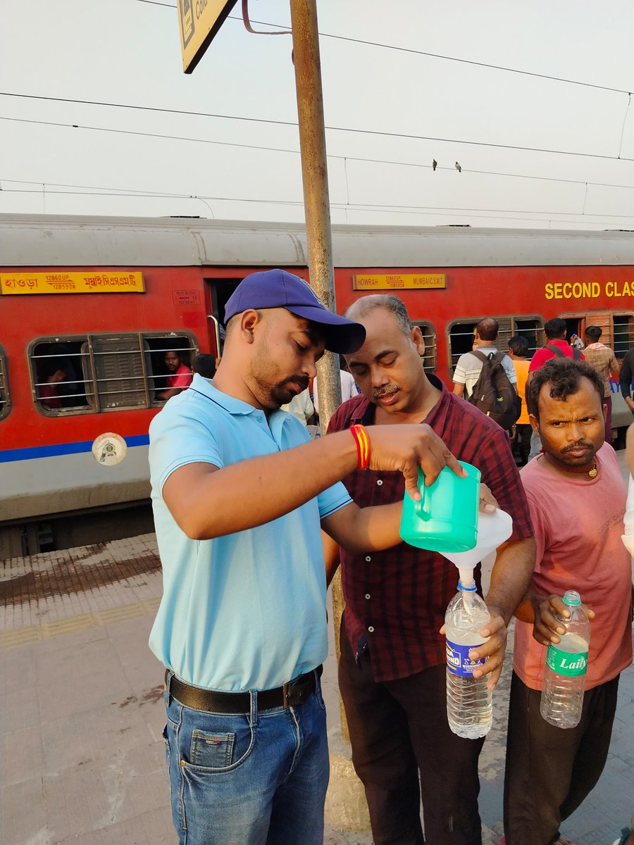 Scouts and Guide actively engaged to provide cold drinking water to passengers in general coaches.
#ser
#IndianRailways

In pics: Tatanagar Station