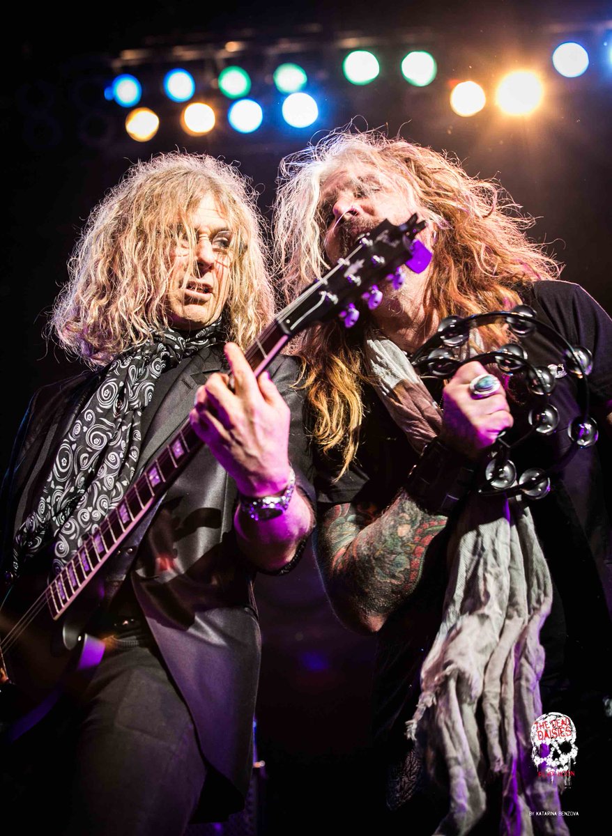 David and John at the last show on the Whitesnake Purple Tour back in 2015 in the US! It was a blast, & the crowds were amazing! Can’t wait to come back to the USA in June!🤘🤘 Have you grabbed your tickets yet? If not, you know what to do: thedeaddaisies.com/light-em-up-wo……