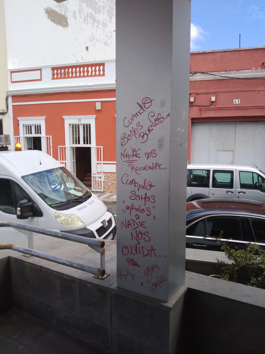 ¡Olvidados!

Eliminación de #pintadas en calle Pamochamoso.
Se creen ‘artistas’, pero no son más que vándalos que solo nos hacen perder nuestro tiempo y el dinero del contribuyente.

#vandalismo #AquíNoPintasNada