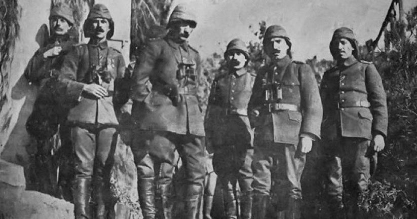 3 Mayıs 1915 saat 10.50, Çanakkale. Yarbay Mustafa Kemal kaçanlar ve disiplinsizlikler için emir yayımlar: “Bugün gece yarısına kadar her tabur ve alay komutanı kendi imzasıyla birliğine hakim olduğunu bana bildirecektir. Disiplinin kurulmasına engel olan personeli her birlik…