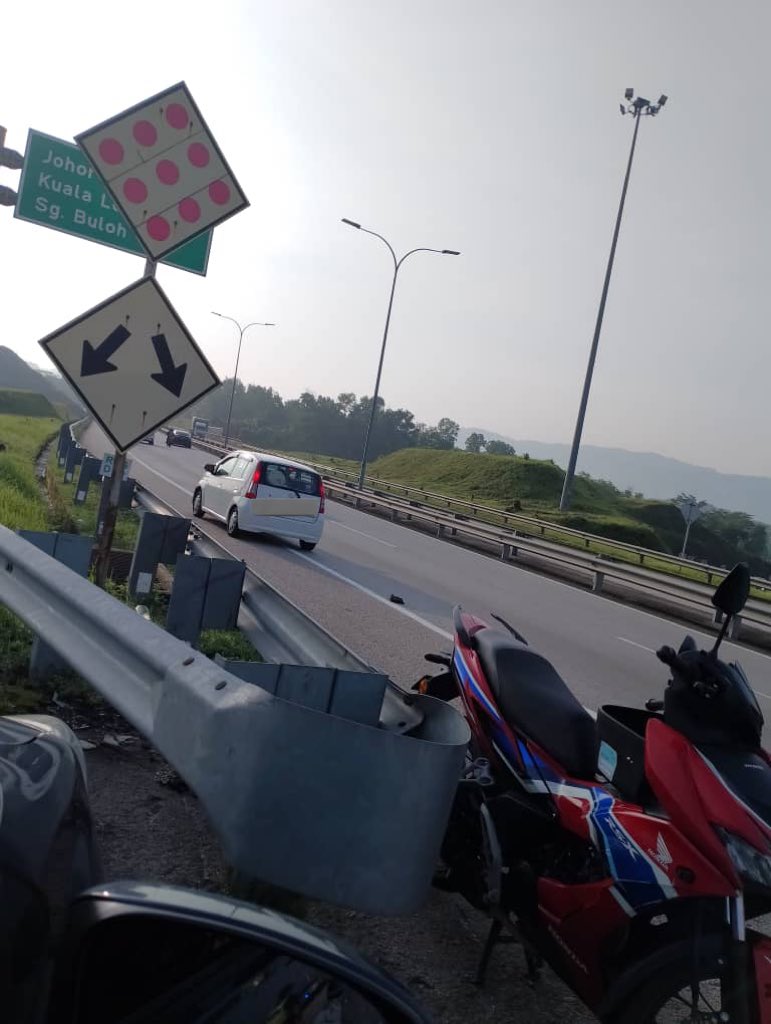 realestaterazha's tweet photo. Assalamualaikum semua, kenalan saya terlibat dalam kemalangan around 8:10 pagi semalam di highway plus rawang selatan exit gamuda gardens.  Siapa-siapa yang ada record dashcam untuk tujuan mengambil bukti lebih jelas berkaitan kemalangan boleh pm saya ya. Terima Kasih 🙏🏻🙏🏻🙏🏻 https://t.co/gY2ox8qtZW