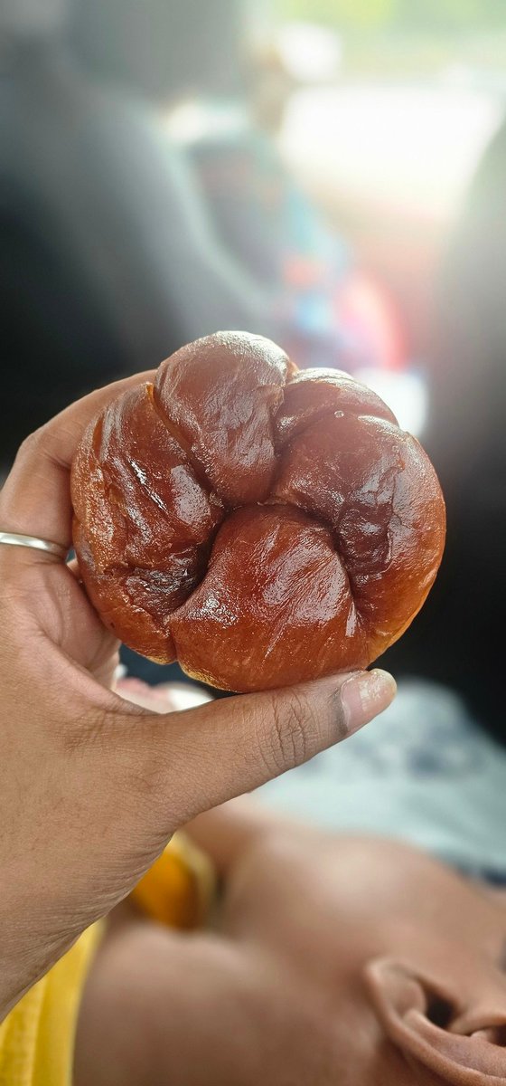 In chittoor, you get these yummy honey buns in one of the bakeries ( opposite NPS Bhaskara hotel)

Tastes really good... try if u pass by or stay around the place 😊