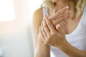 Сухие руки. Секреты ухода за чувствительной кожей Руки — визитная карточка человека. Чаще всего трещины появляются на пальцах рук, так как это самая подвижная часть кисти, имеющая тонкую кожу и постоянный контакт с окружающей средой. Подробнее здесь: mlyn.by/03052024/suhie…