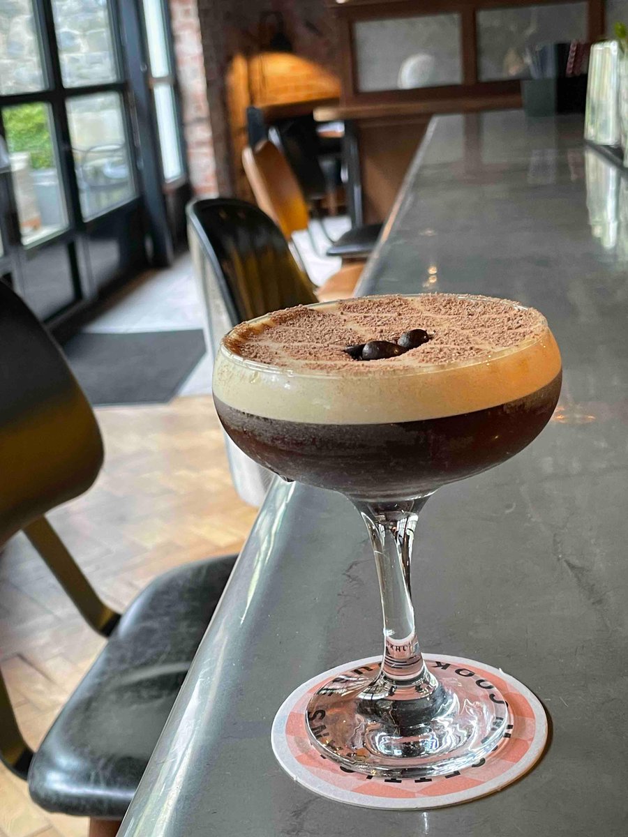 Celebrate the end of the week with our Espresso Martini! 🤎🤍

#espressomartini #weekend #cocktails #DublinCityWest