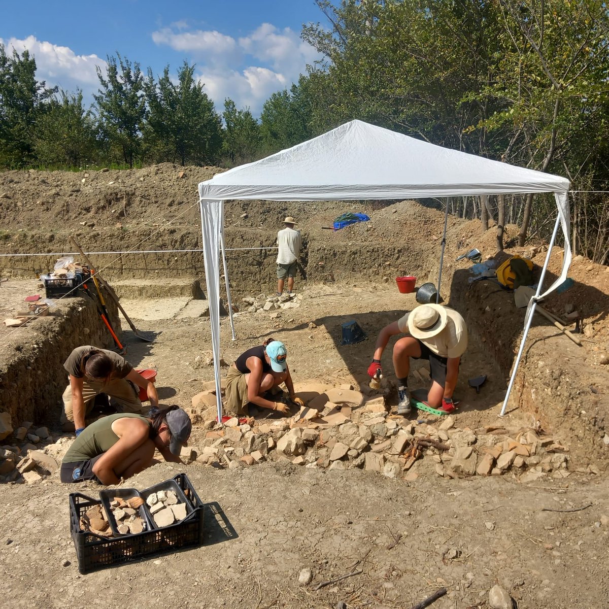 Hoher Praxisanteil, große Flexibilität und Inhalte aus drei archäologischen Bereichen: Mit dem #Master „Archäologische Wissenschaften“ richtet die #UniTrier sein Studienangebot im Fach #Archäologie neu aus. 🏛 Die Bewerbungsphase startet am 6. Mai! ✔️Mehr: uni-trier.de/universitaet/n…