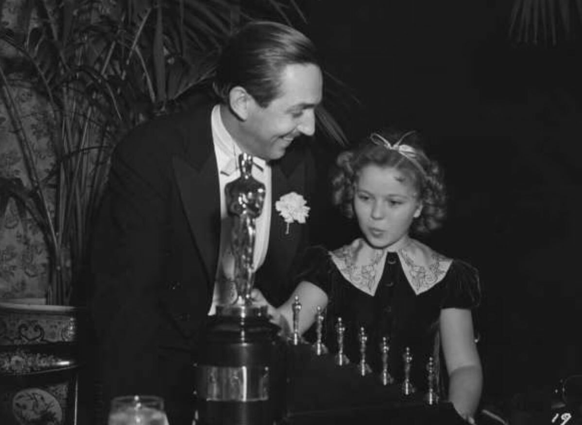 За мультфильм «Белоснежка и семь гномов» (1937 г.) Уолт Дисней получил почетный «Оскар»: статуэтку нормального размера и семь мини-статуэток.