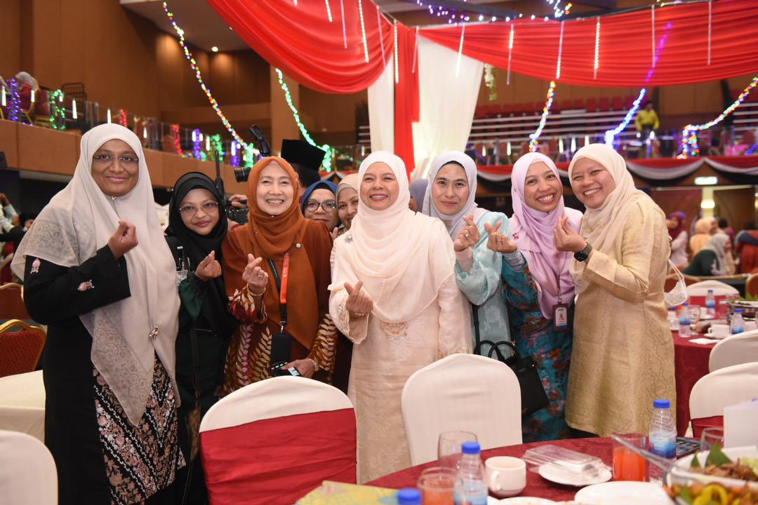 MohdShukriYajid's tweet photo. Memories to keep, with nostalgic vibes all around. Delightful get together with staff #MSUrians at the Raya Aidilfitri Celebration 2024, all came together for booths showcases and performances. @MSUmalaysia @msumcmalaysia @MSUcollege https://t.co/1DhEjmsfkO