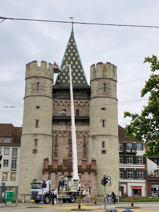 Könnte mal jemand die Herren von der Vorstadtgesellschaft "Zur Krähe" wecken? Da findet ein Handstreich statt!