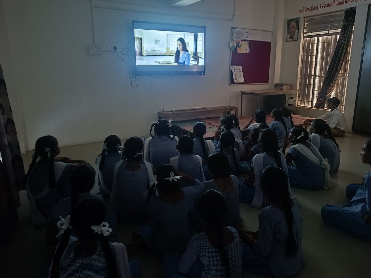 Dear @sidpmalhotra, our students want to thank you for the masterpiece you made! It's been almost 6 years, still getting goosebumps everytime I watch this movie, today as an part of learning, under #ProjectUtthan i showed #hitchki to students, they just amazed! Love to you & cast