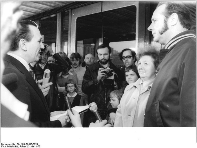 3 May 1976: the Palast der Republik in  East Berlin welcomes its 500,000th visitors - Jenny and Richard  Schönborn from Berlin-Friedrichshagen (via Bundesarchiv)