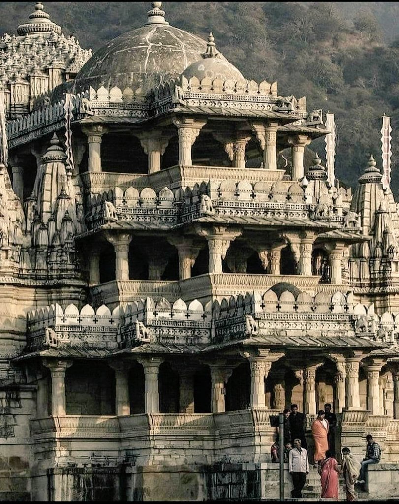 रणकपुर जैन मंदिर

मेवाड़ के महाराणा कुम्भा के संरक्षण में निर्मित, राजस्थान के पाली जिले में अरावली पर्वत घाटियों के मध्य रणकपुर में ऋषभदेव जी का चतुर्मुखी जैन मंदिर।