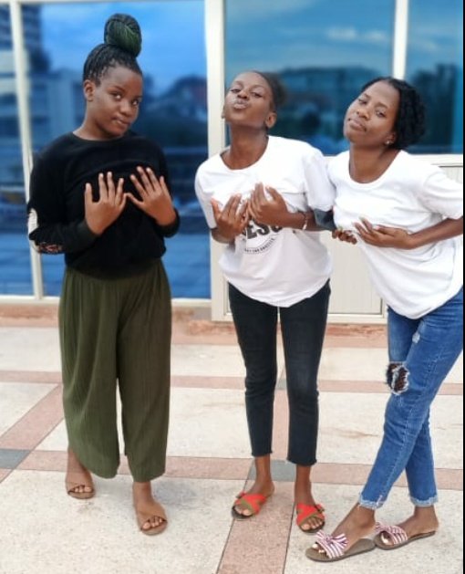 If we to be hones, 90% of women did this pose it was a real pandemic.😂