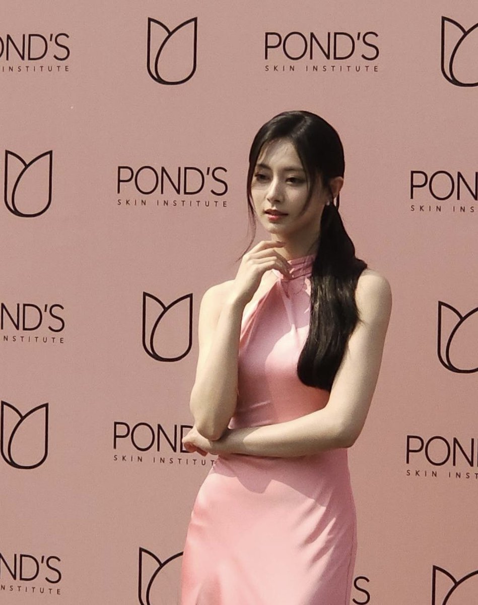 A REAL LIFE GODDESS! 
@PondsIndonesia #TzuyuforPONDS #TzuyuXPONDS