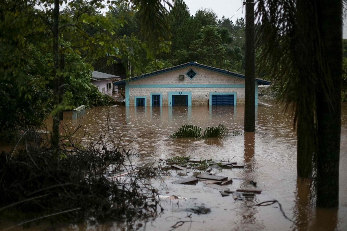 En el estado de Río Grande del Sur, en el sur de #Brasil, el número de víctimas mortales a causa de las lluvias, inundaciones y aludes ascendió a 24. Se ha declarado la 'calamidad pública' por la situación según la Defensa Civil del estado. #XW