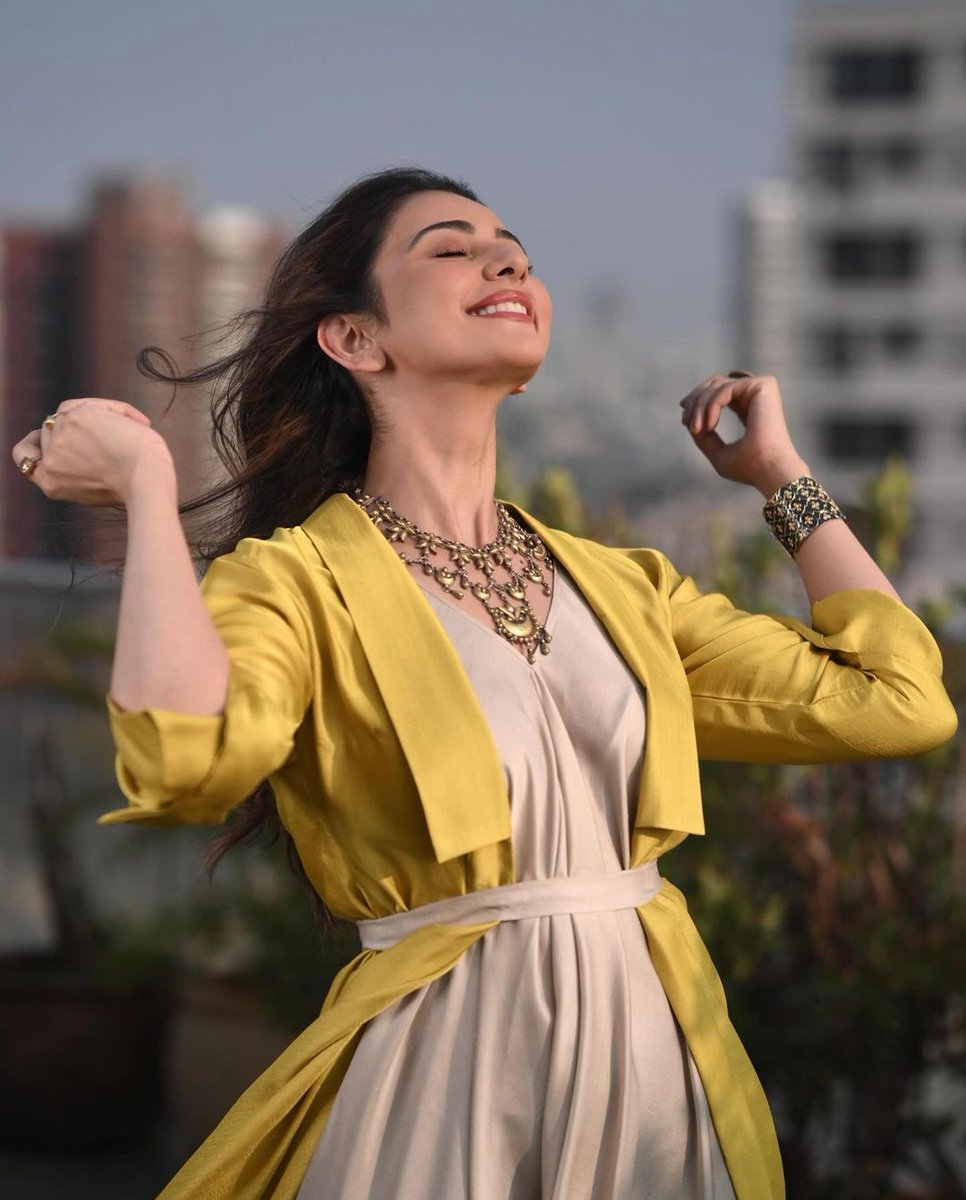 She's like the wind!✨ #RakulPreetSingh drops a happy pic.