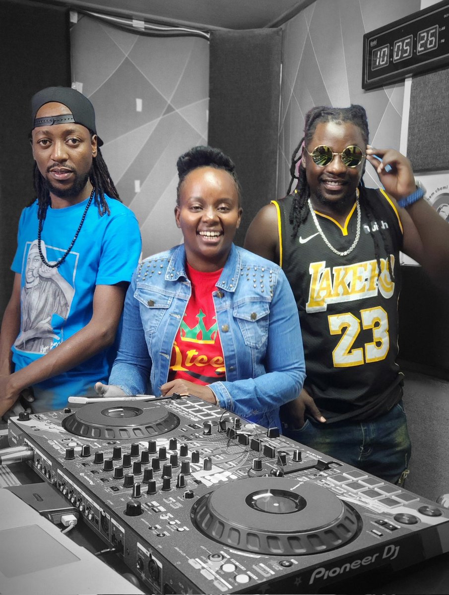 Ni furahidei Kenyan ting ndani ya #WaksTikiTaka Gyal-Child Rep @AQtee, Hype-Boss @Ibu_badman na Mbebaji @Ronixxthedon. Unawakilisha mbogi gani leo? #WaksTikiTaka #RadioNumberOne