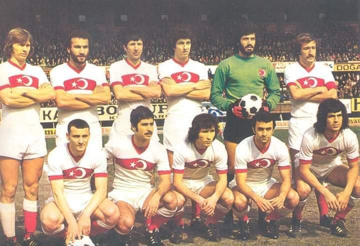 Türkiye 1975. Ayaktakiler Zekeriya, Metin, İsmail, Alpaslan, Yasin, Ziya.
Oturanlar Cemil, Raşit, Yenal, B.Mehmet, Ali Kemal. ❤️🇹🇷 #MilliTakım #Nostalji