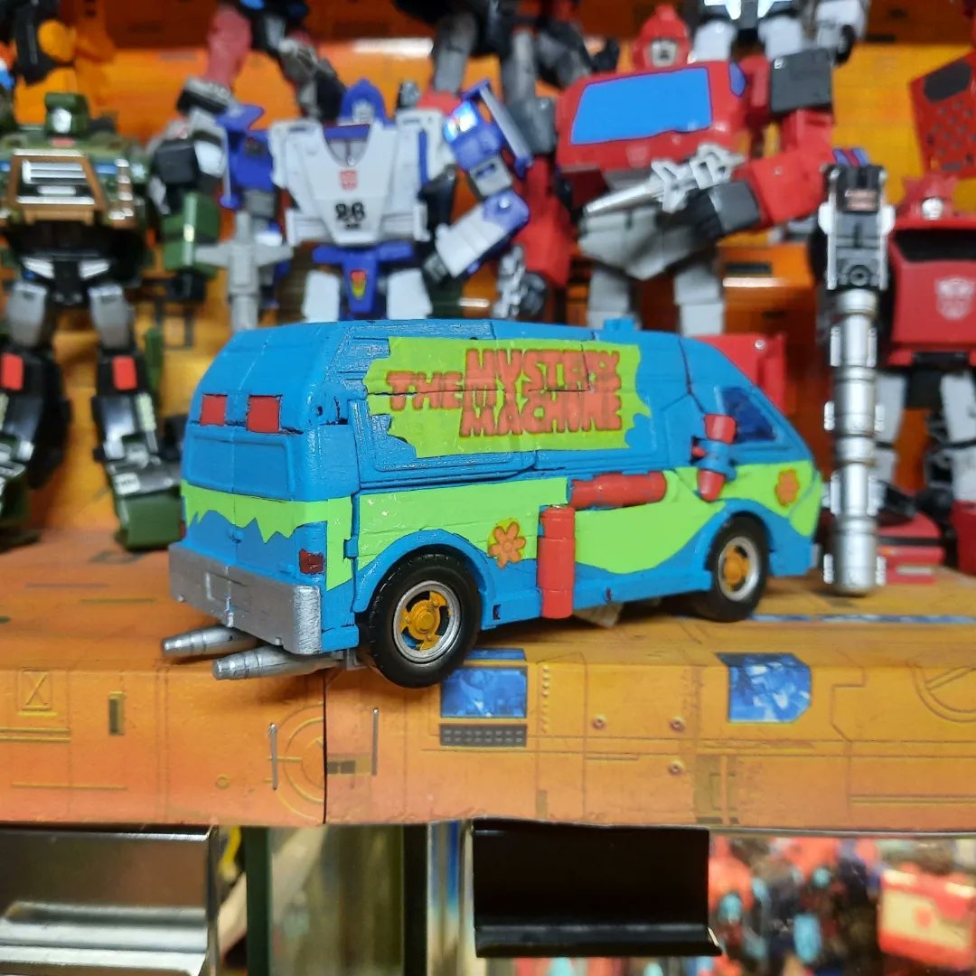 Another crossover custom

Transformers X Scooby Doo 
Vehicle: Mystery Machine(Did not think of a name for the bot mode)
Mold: dying Ironhide, FirstAid head
3D printed parts:
Front bumber by @thelazyeyebrow

#Transformers #customtransformers #scoobydoo #Crossover