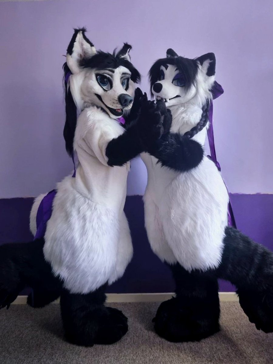 Double the trouble, Double the fun 😘

Happy #FursuitFriday everyone